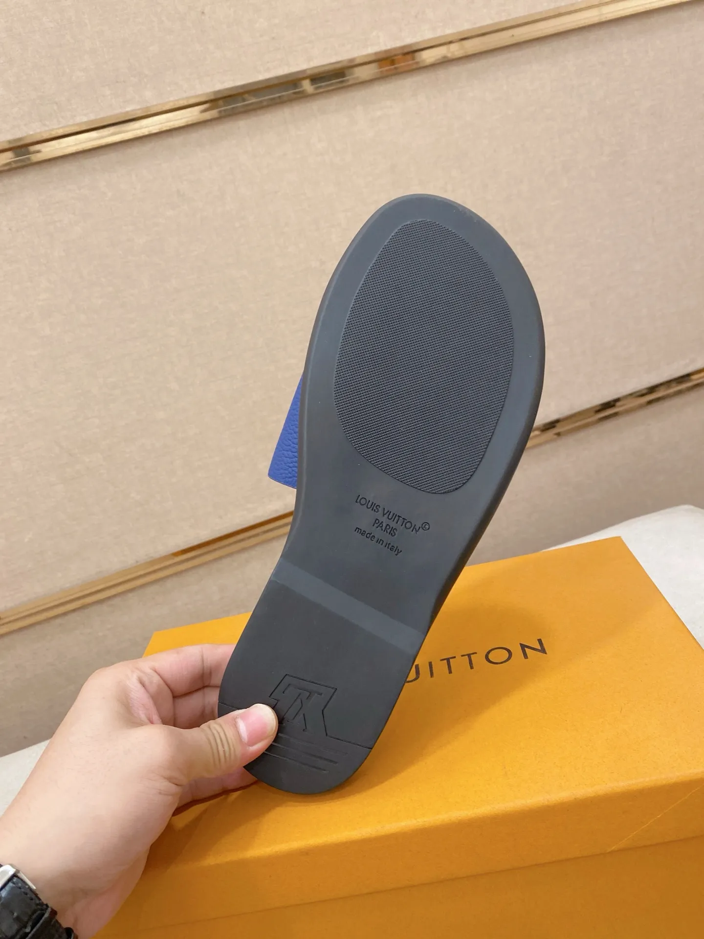 Men's shoes 💰: 340💰Made by LV🔍Top purchasing agents. Men's spring and summer slippers are available at the same counter. The uppers are imported cowhide from Italy, with logo graphics and high-quality craftsmanship. Soles: original soles specially provided by the original factory. Exclusive movable molded soles are super comfortable. Original goods follow orders. 🔍🔍High quality. You can enter and exit the counter at will. Welcome to compare. Size 38-44. Can be customized45